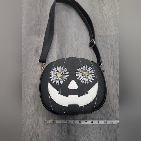 Backstitch Bruja Daisy Pumpkin Crossbody Backpack SOLD OUT Springween Halloween - Picture 14 of 15